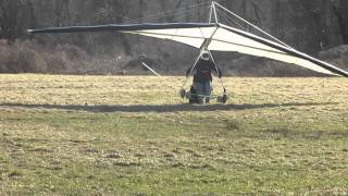 preview picture of video 'Hang gliders landing Ellenville 4/6/2013 (#3)'