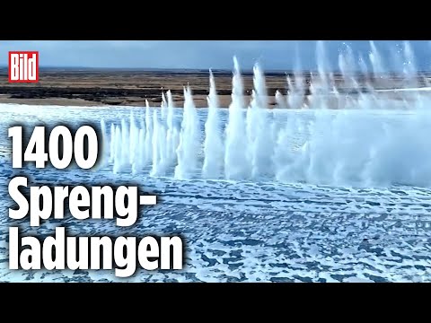 Gefrorener Fluss wird durch Explosionen vom Eis befreit