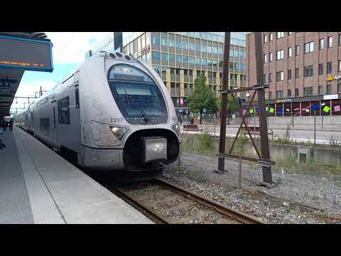 Ett X40 tåg mot Stockholm C avgår från Sundbyberg