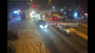 В Днепре легковушка влетела в толпу пешеходов, которые переходили дорогу. Видео