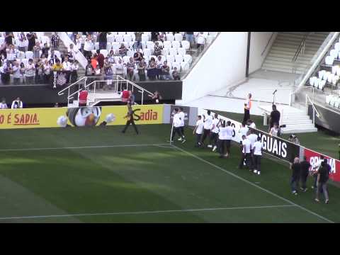 Campe�es mundiais, jovens do Sub-17 recebem homenagem na Arena
