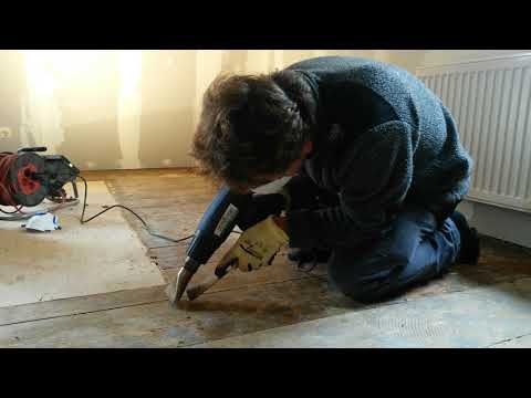 Teppichkleber von Dielen entfernen mit Heißluft und Spachtel