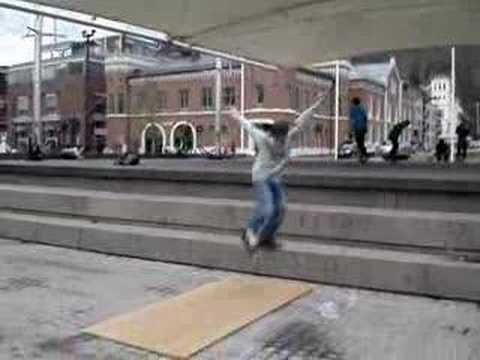 Thomas skater på scenen