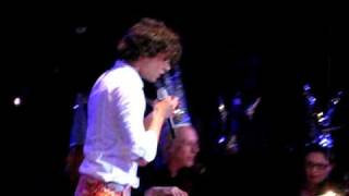Mika performing Lonely Alcoholic @ Cirque d&#39;Hiver, Paris 11.6.2009