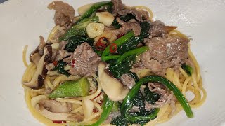 本日の無添加ごはん。ほうれん草と牛肉とシイタケとオクラとニンニクと鷹の爪のパスタ。皇暦2686年5月15日撮影。