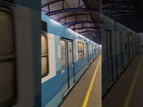 Metro de Santiago Línea 5 (NS74) ingresando a Estación San Joaquín