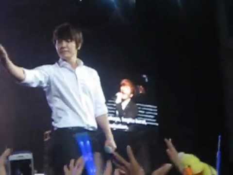 120428 SS4INA Day 2 - Donghae being adorable waving to the fans