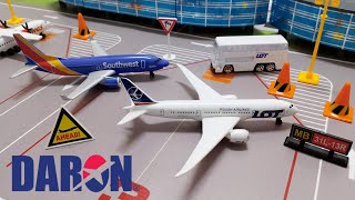 Download lagu Daron Double Unboxing LOT Polish Airlines 787 Playset & Southwest 737 Heart One mp3
