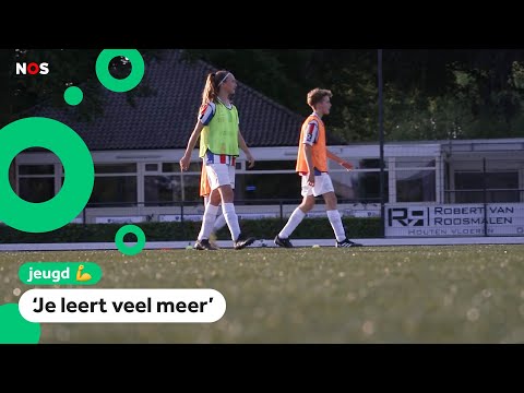 Jongens en meisjes voetballen in gemengd team