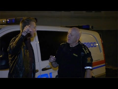 Klikker foran politiet