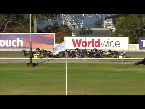 GOTTA GO GABBANA winning at GLOUCESTER PARK on 14 December 2018