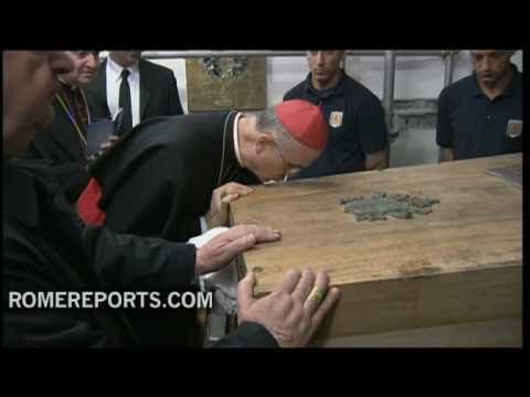 Der Sarg von Johannes Paul II. wurde aus seinem Grab entfernt