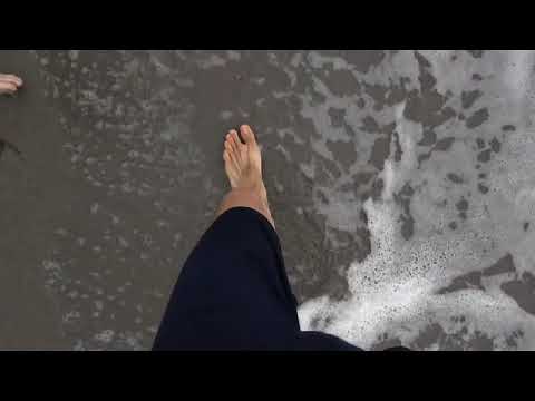 Caminando por la playa.