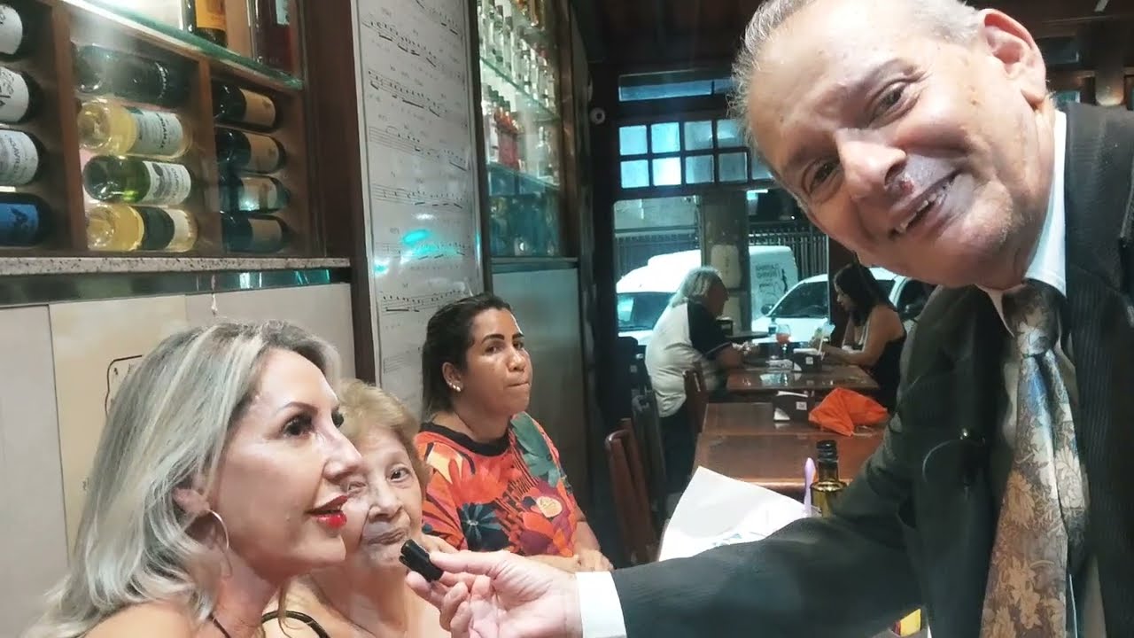 Rose Sarmento (Passeios Abissais) festeja os 89 anos da sua mãe junto aos artistas idosos no Bar Garota de Copacabana