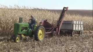 preview picture of video 'Corn Picking 2012'