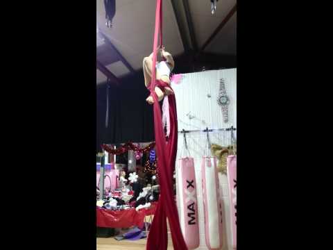 Laura Yell aerial silks artist - Let it go