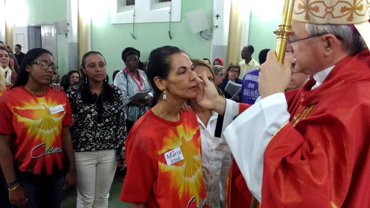 BISPO DOM EDNEI CRISMANDO FIÉIS CATÓLICOS EM SANTA MARIA MADALENA. PARTE I.