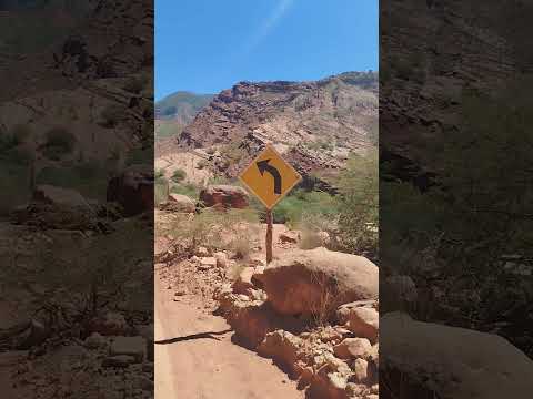 Caminando por el valle de Cintia, cerca Camargo, Chuquisaca, Bolivia.