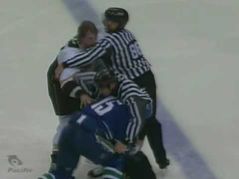 Travis Moen vs Mike Brown