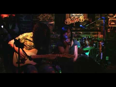 Babe I'm Gonna Leave You~Led Zeppelin~Kharen and Rob Live at Bistro à Jojo