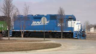 preview picture of video 'BNSF Lease engine - in blue and white'