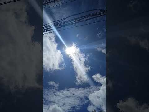 o sol 🌞 apareceu  no sentro de abastecimento de ipiau bahia eu agradecendo o sol para Deus
