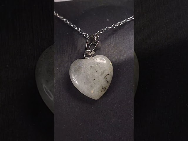 اكسسوار تعليقة حجر الطاؤوس الطبيعي قصة قلب مفحوص و...