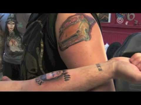 Erik och Mackan tatuerar sig