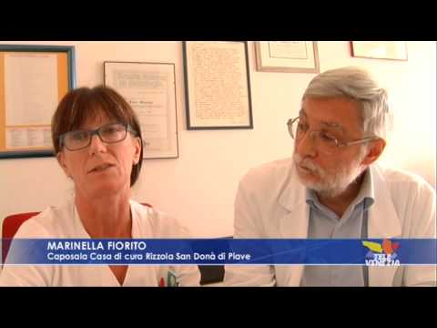 Rimedi di gente da eczema al bambino Reddenings su una testa a psoriasi
