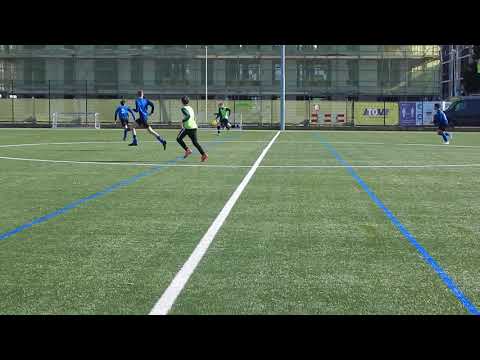 Na aanval JO17 volgt aanval JO16, de bal gaat ver naast.