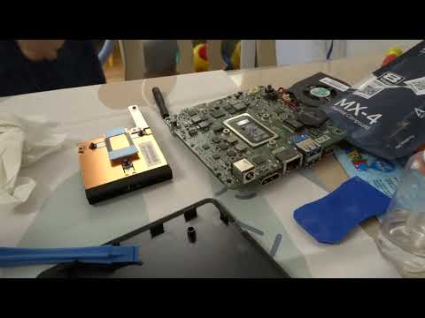 Intel NUC6 i5 #1 Disassembly