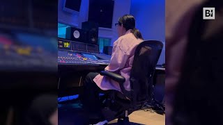 Laura Pausini ascolta il suo nuovo album: ecco la reazione