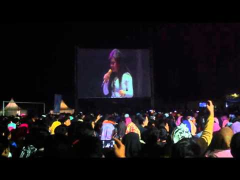Maju Mundur Cantik - Syahrini ~ Mata Najwa on stage 3-10-2015 at Stadion Brantas Kota Batu