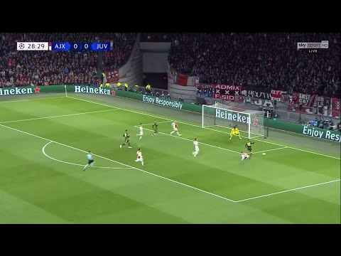 Frenkie de Jong tackle vs Juventus