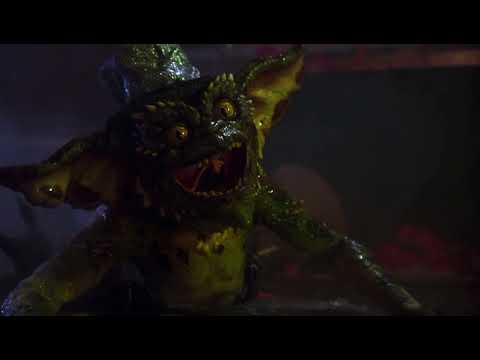 Gremlins 2: Gremlins being hit with water (clip)