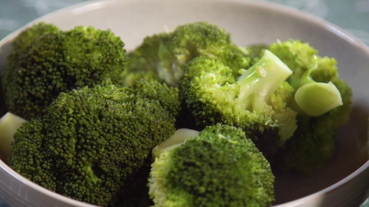 Брокколи дома на подоконнике