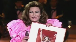 Rocío Jurado recibe un disco de oro por el álbum «Con mis cinco sentidos» (1998)