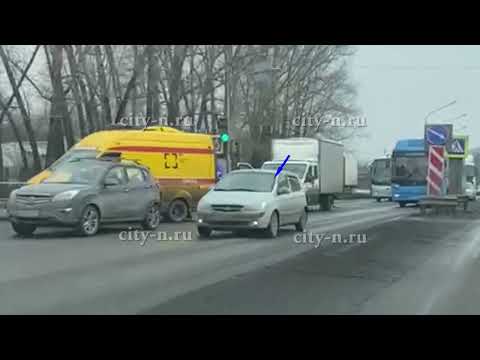 В Новокузнецке на въезде в Дальнее Куйбышево массовое ДТП: легковушка, грузовик и автобус
