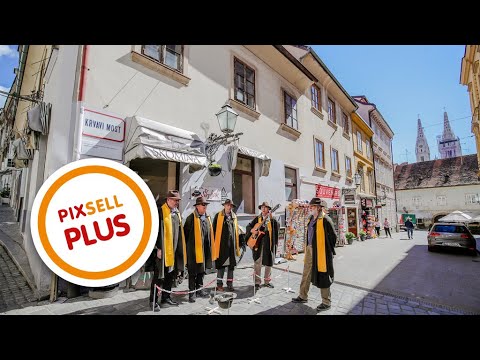 Klapa "Škrljak" pjesmom zabavlja prolaznike na Krvavom mostu