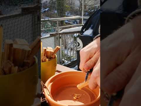 Mit Kienspan Feuer machen.