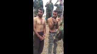 Iráčtí vojáci v Mosulu ukázali fotografům zajaté členy IS