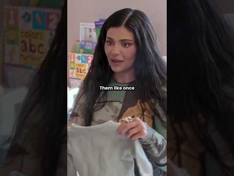 Kylie give her baby clothes to Khloe 😍#kardashian #khloekardashian #kyliejenner #kylie#kendalljenner