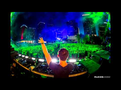 Hardwell @ Ultra 2013 ID w/ Sebastian Ingrosso & Alesso ft. Ryan Tedder - Calling (Lose My Mind)
