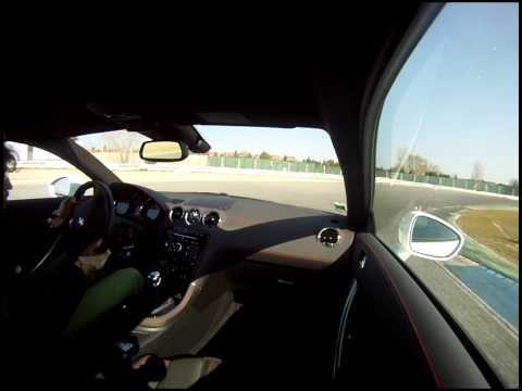 Peugeor RCZ R en el circuito del Jarama