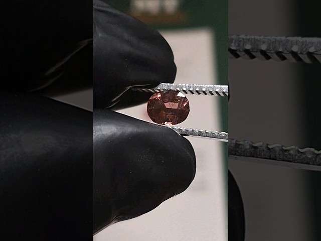 حجر تورمالين طبيعي مفحوص بشهادة مختبر