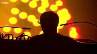 The Chemical Brothers - Escape Velocity (Live at Glastonbury 2015)