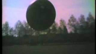 preview picture of video 'Gasballon Nimbus scheurt open. Ooij (Nijmegen) 6 mei 1975'
