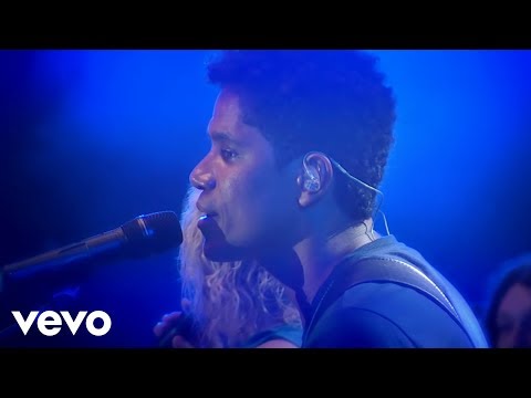 Videoclip de Versos Simples (feat. Tati Portella & Sander Fróis) (Natiruts Reggae Brasil - Ao Vivo) — Natiruts