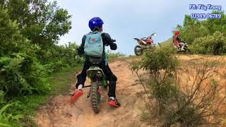 Hình trình chạy xe xuyên rừng của 2 cậu bé 7 tuổi và 9 tuổi