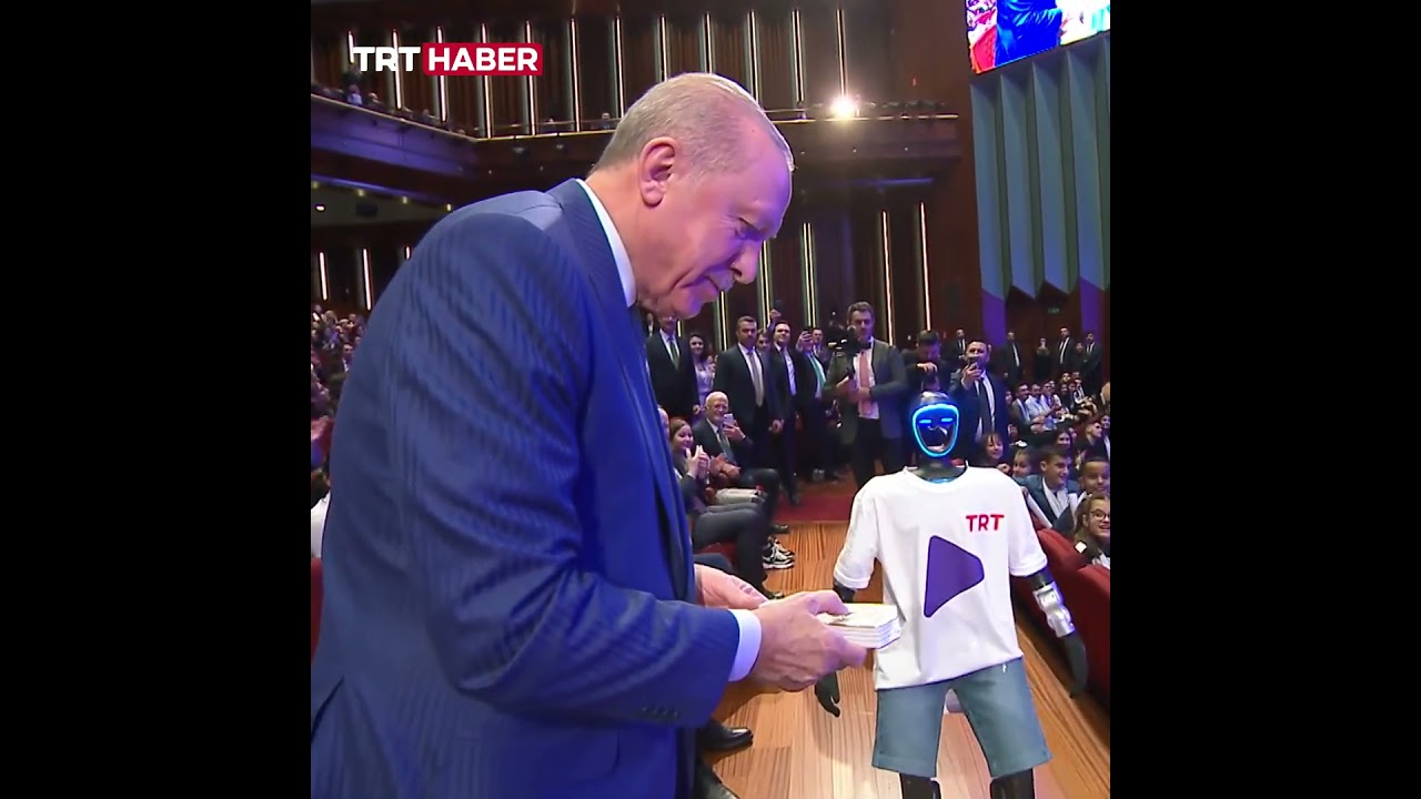 Cumhurbaşkanı Erdoğan, TRT Genç kanalının açılışını 'Robo Genç'in getirdiği kumandayla yaptı